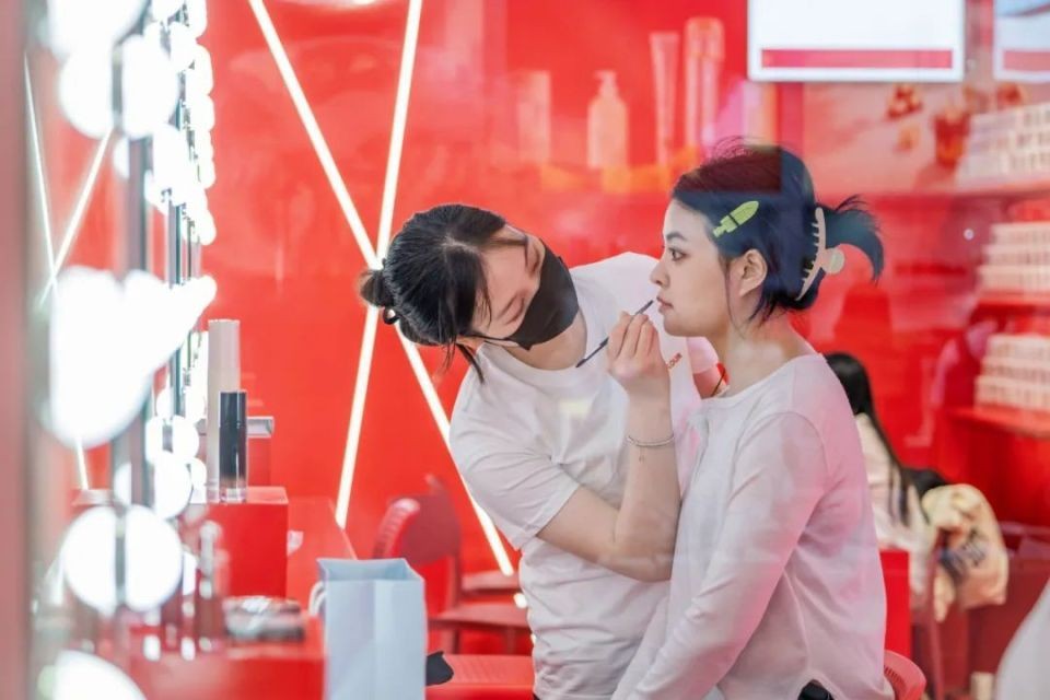 线下美妆被谁“吞噬”？(图4)