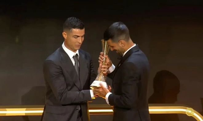 环球足球奖颁奖典礼上德约也得了个奖！