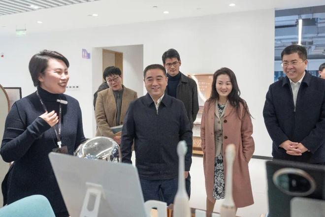 新年首个工作日静安聚焦“双界”领航！美妆健康、超高清视听产业发展现场推进会举行(图2)