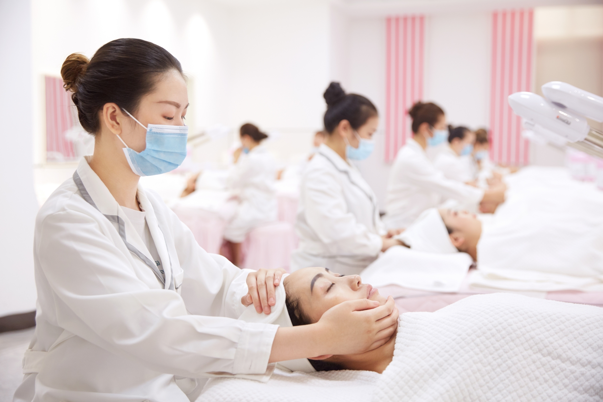 分析专业美容培训学校哪家靠谱山东欧曼谛时尚美业学校值得关注