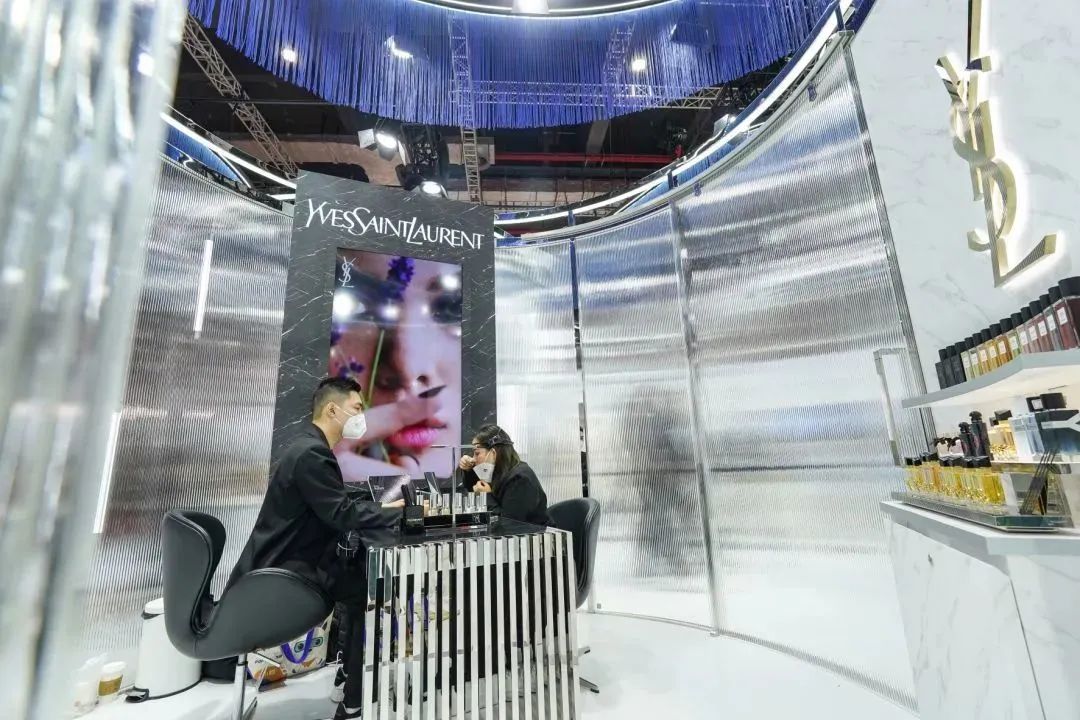 康冠科技：公司推出的产品有KTC随心屏、交互眼镜、FPD智能美妆镜、智能交互平板、智慧黑板等